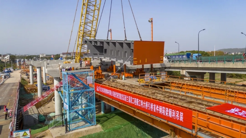 建武高速建設(shè)新進(jìn)展!衢江特大橋首段鋼梁精準(zhǔn)架設(shè)